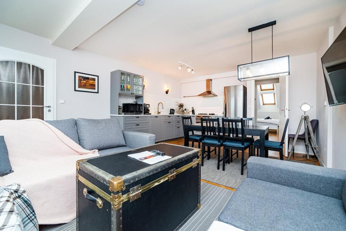 Central, Spacious, Modern 5 Bedrm Duplex W/Balcony Praha Eksteriør bilde