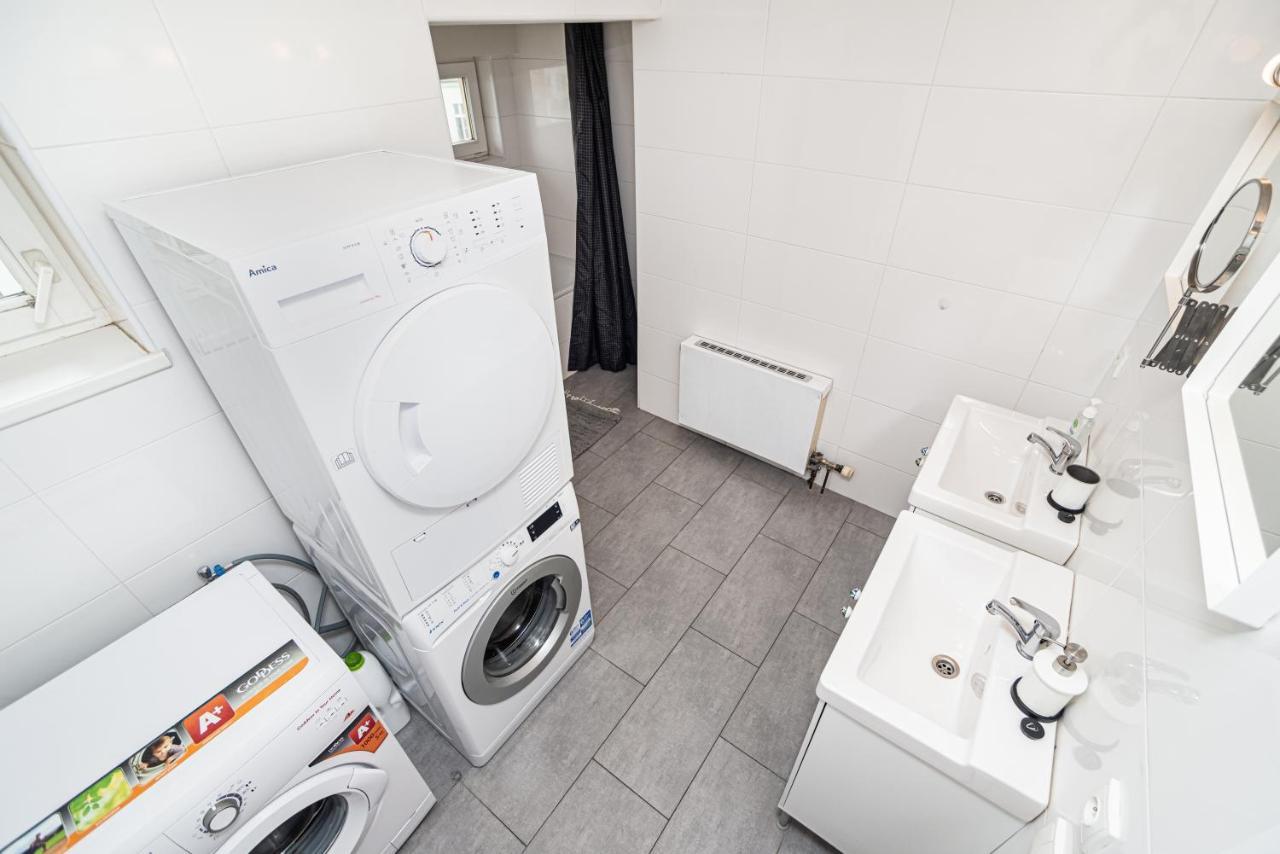 Central, Spacious, Modern 5 Bedrm Duplex W/Balcony Praha Eksteriør bilde
