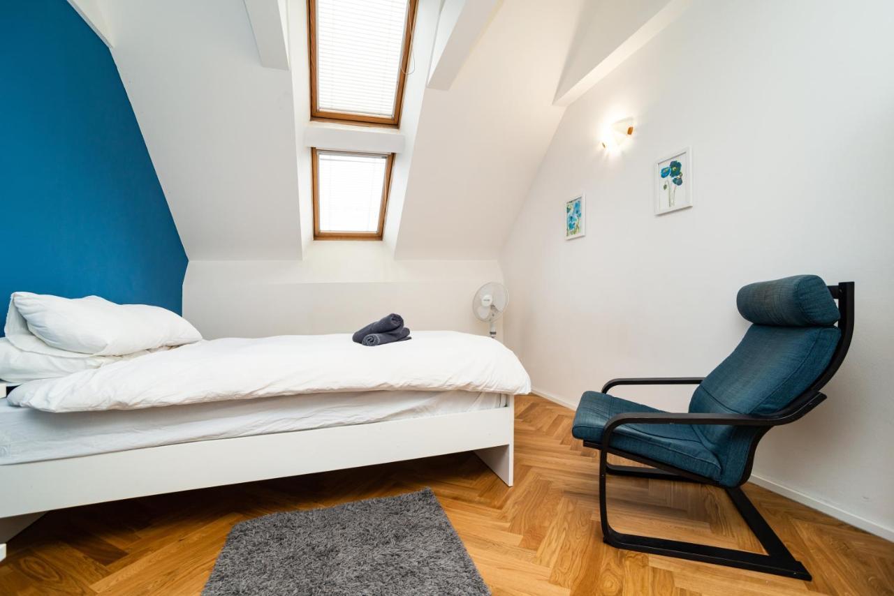 Central, Spacious, Modern 5 Bedrm Duplex W/Balcony Praha Eksteriør bilde