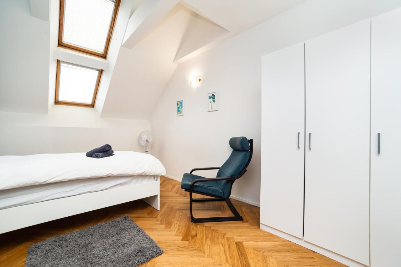 Central, Spacious, Modern 5 Bedrm Duplex W/Balcony Praha Eksteriør bilde