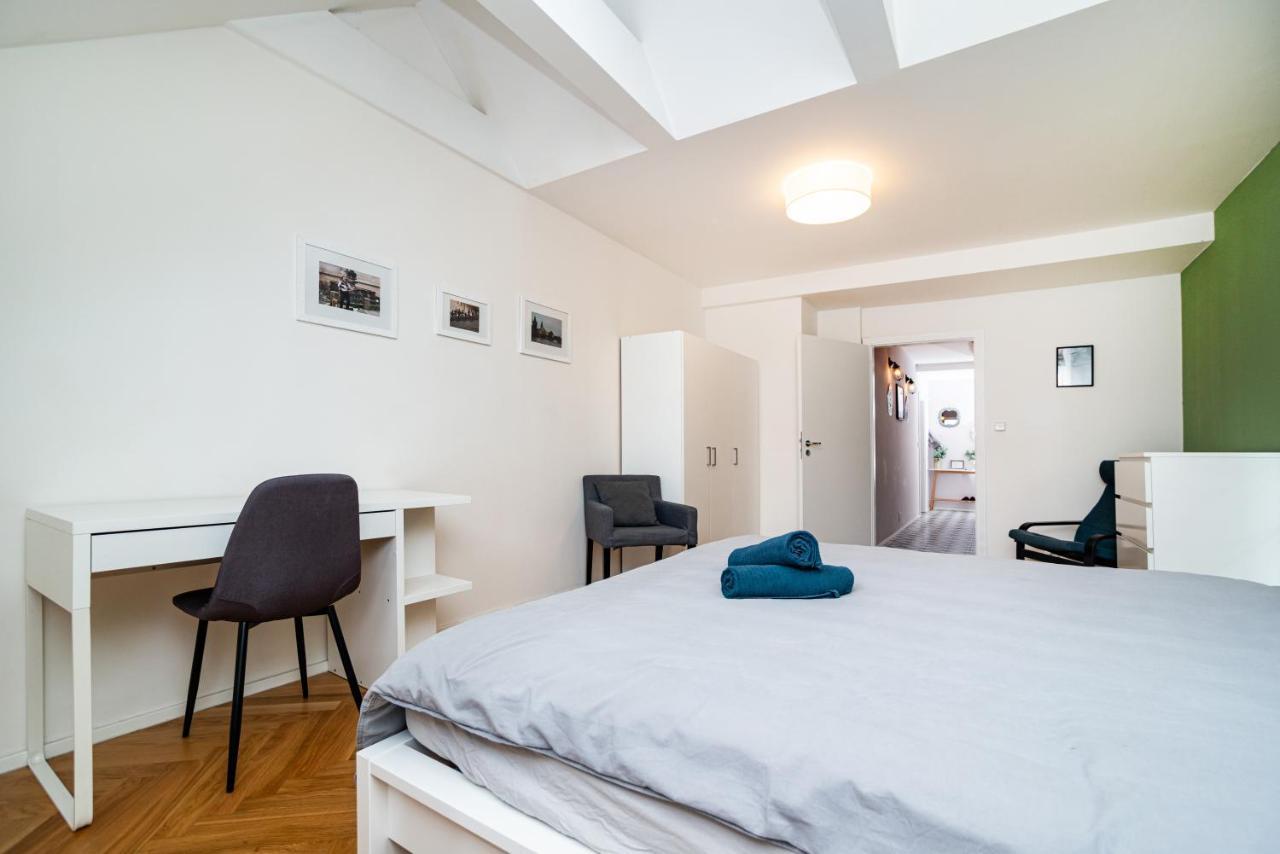Central, Spacious, Modern 5 Bedrm Duplex W/Balcony Praha Eksteriør bilde