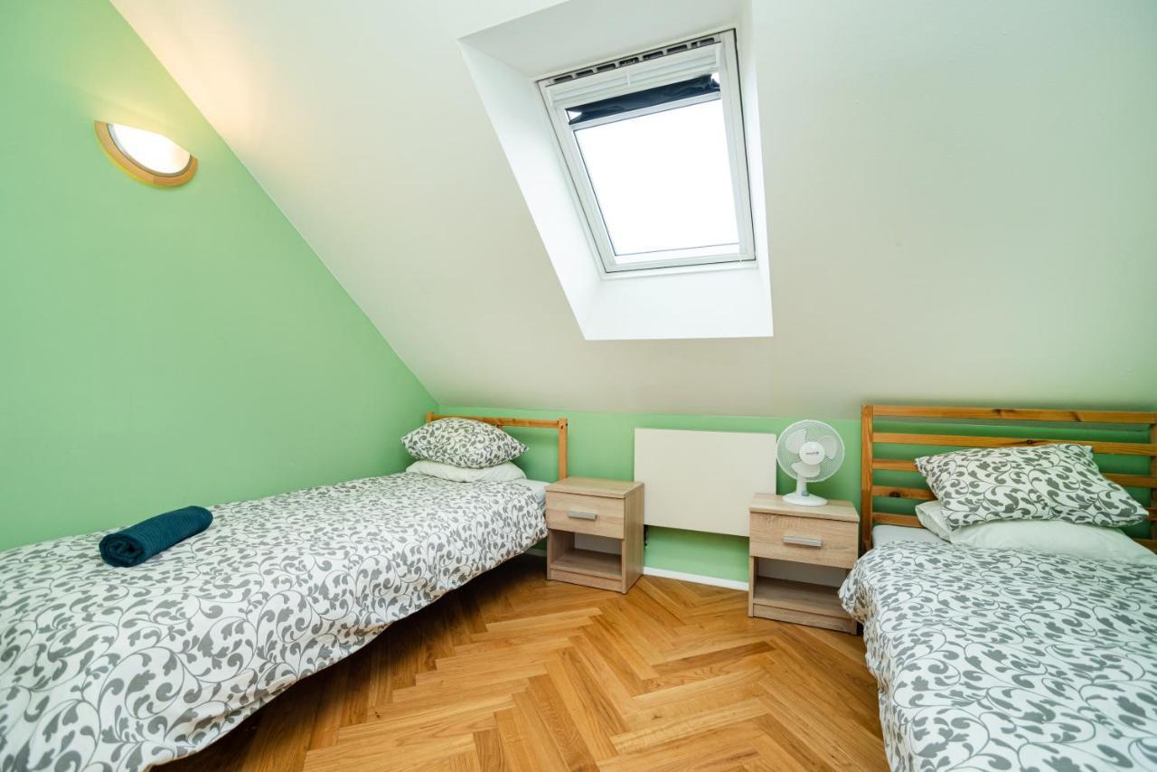 Central, Spacious, Modern 5 Bedrm Duplex W/Balcony Praha Eksteriør bilde