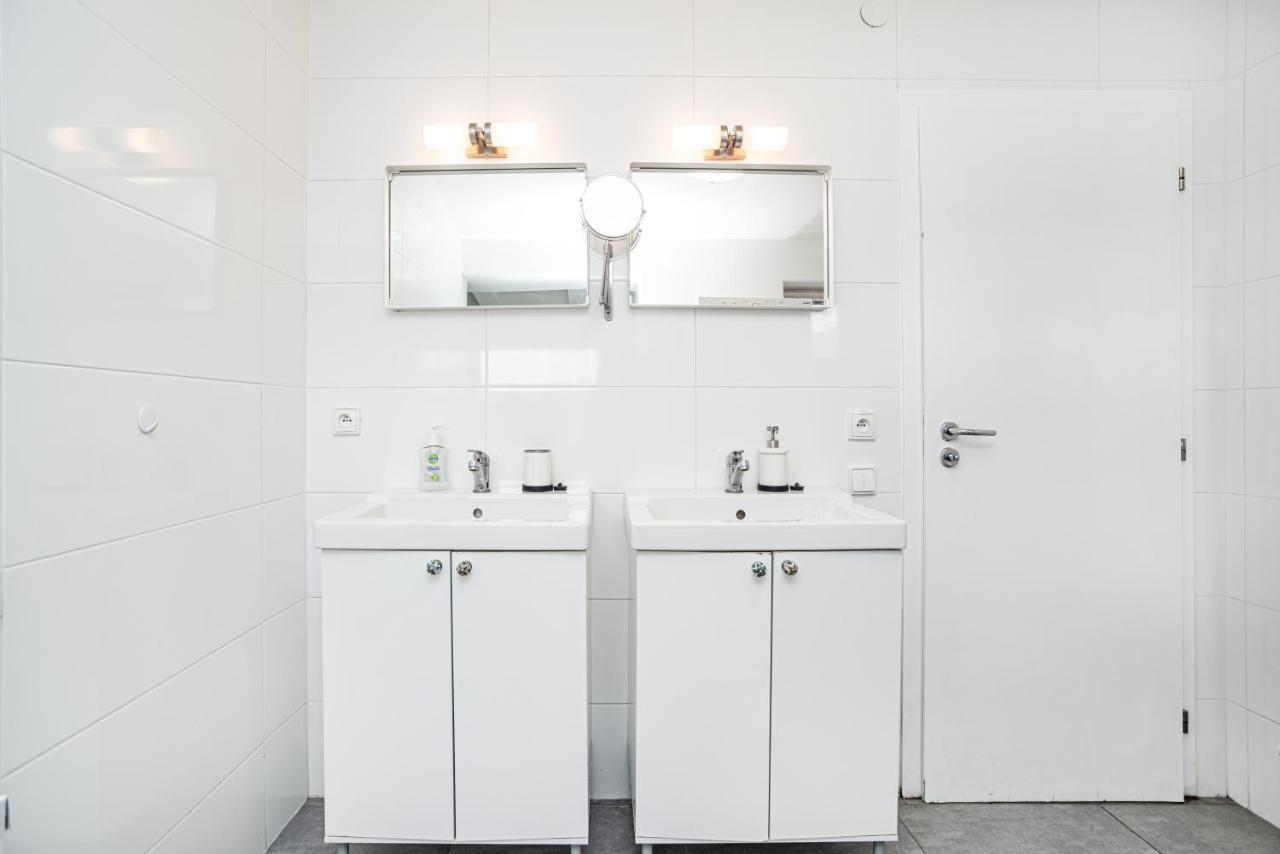 Central, Spacious, Modern 5 Bedrm Duplex W/Balcony Praha Eksteriør bilde